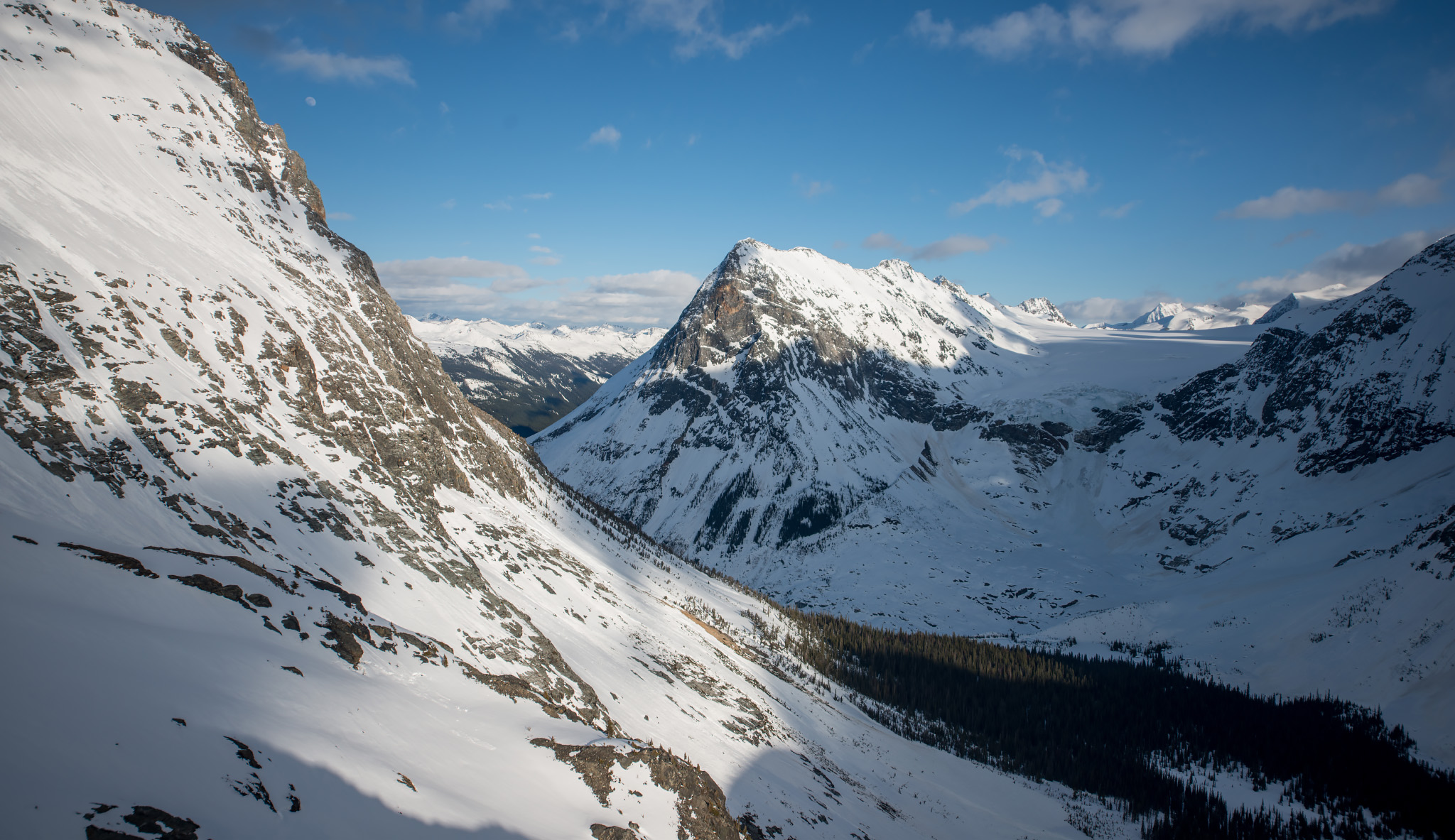 Glacier Circle sett fra Illecillewaet. Hytta ligger nede i skogen ved to små tjern.