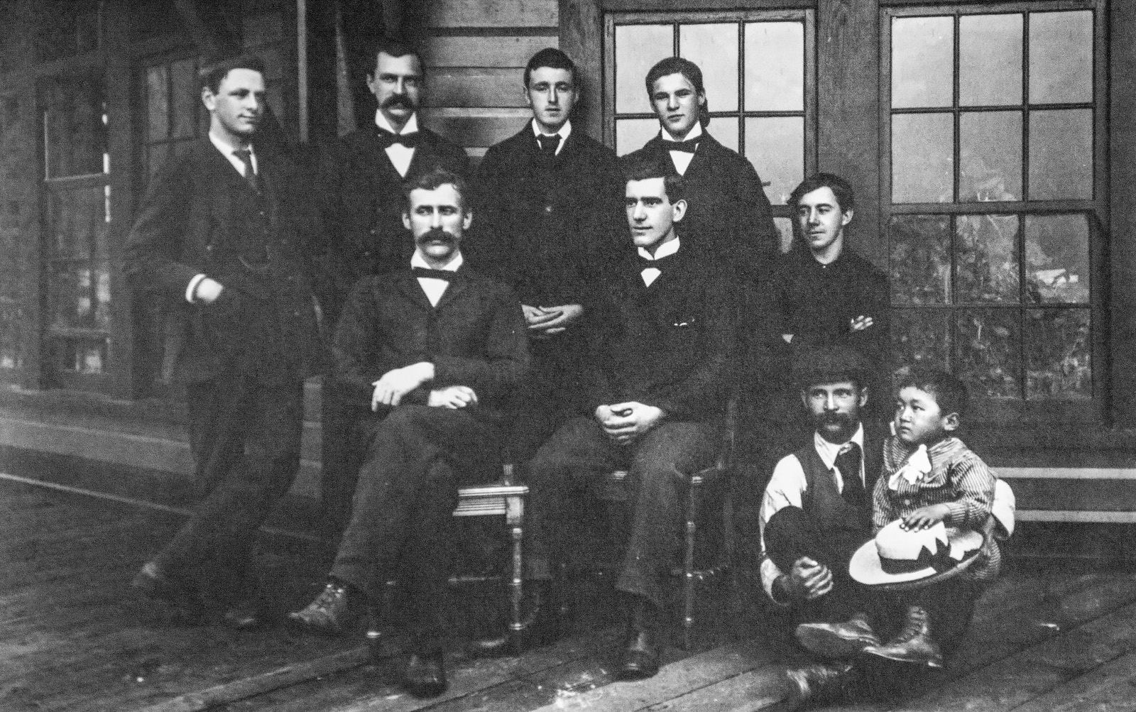 Servitørene i Glacier House i 1898.Bilde av W. Vaux