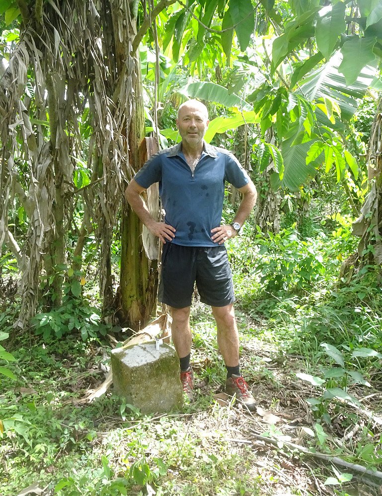 Brudgommen på toppen av Ghana ved grensesteinen