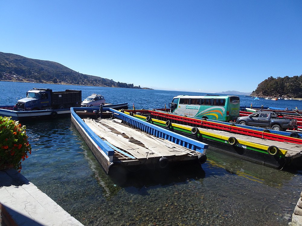 Biler og busser ble ferget over sundet på små lektere, mens menneskene ble fraktet over sundet, på vei til Copacabana