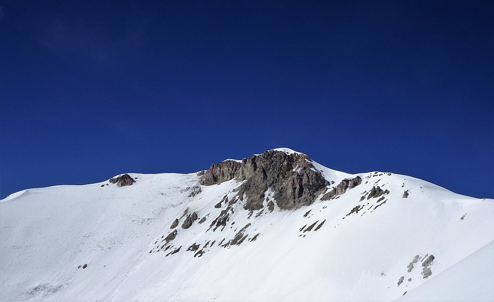 Oppe på kraterkanten ser vi mot toppen