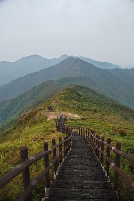 09a_Walking_on_staircases_Deogyusan.JPG