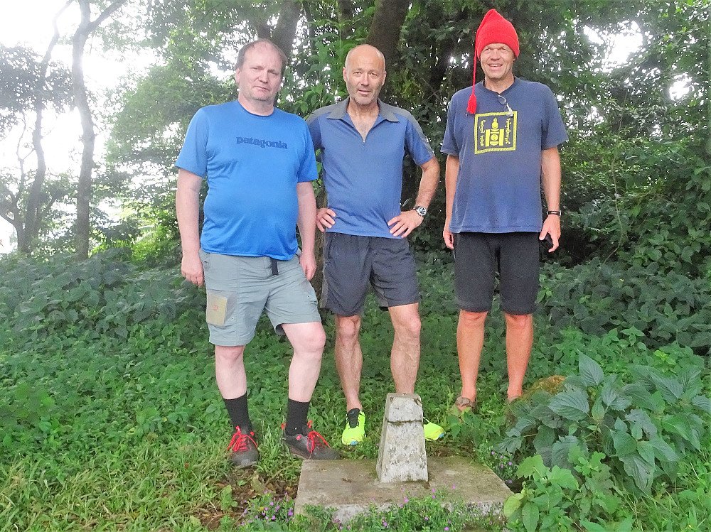 Gutta ved den franske toppmarkøren på Agou. Denne er høyest, vi målte ca 980 moh. Punktet er ved parkeringsplassen på toppen.