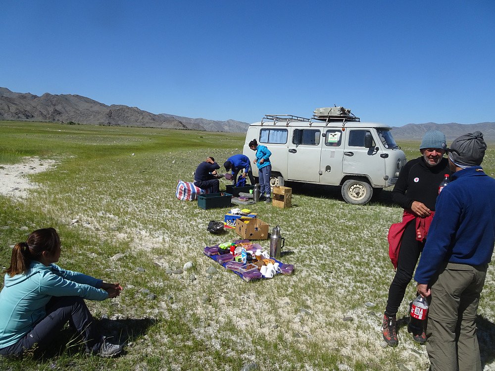 Picnic på vei innover langs White river, elven som kommer fra isbreene lenger opp
