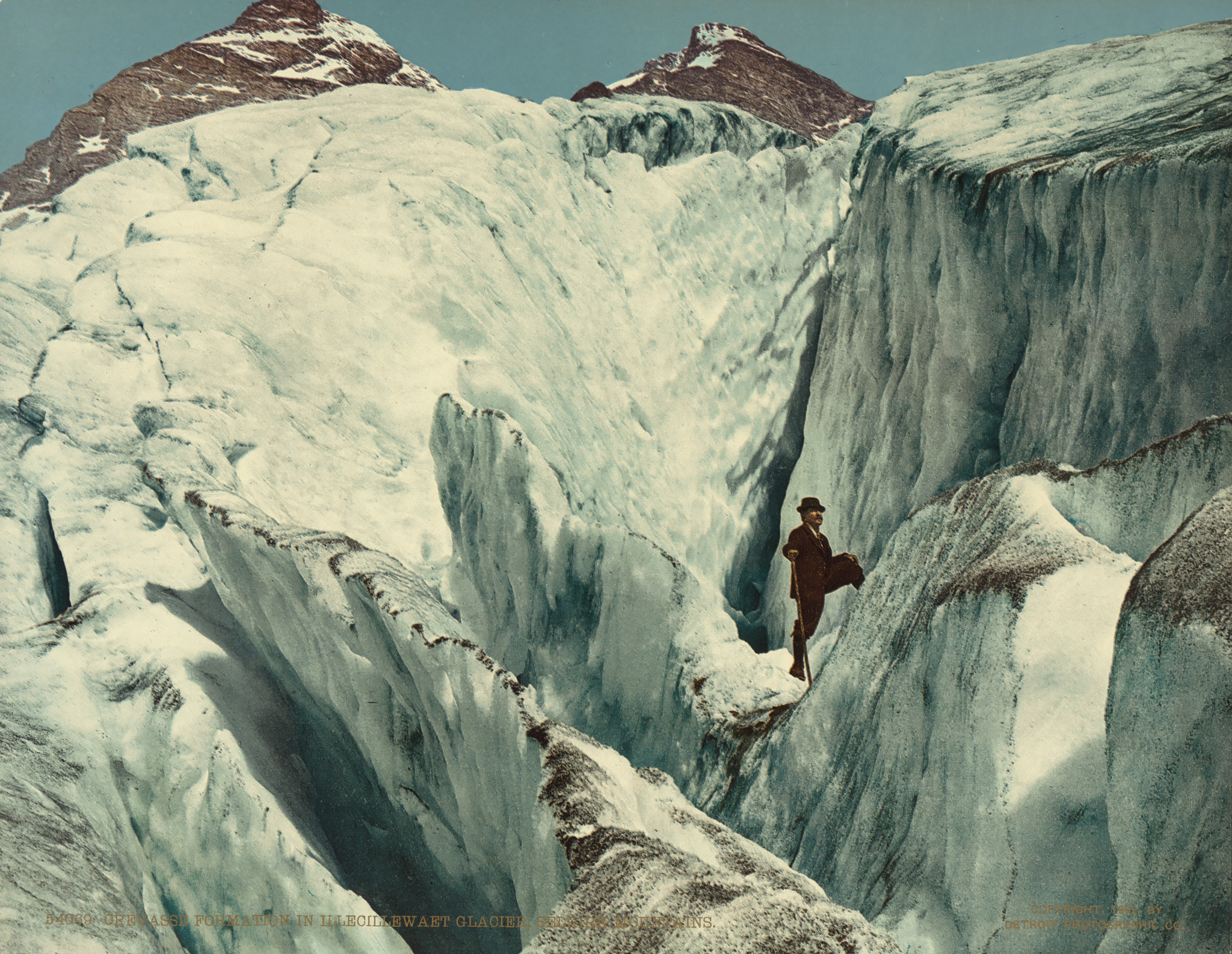 En kar poserer i bresprekkene på Illecillewaet. Bilde tatt i 1902 av Detroit Photographic Co.