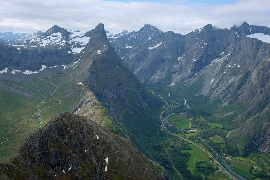 Romsdalseggen_08_Romsdalshornet_og_Romsd