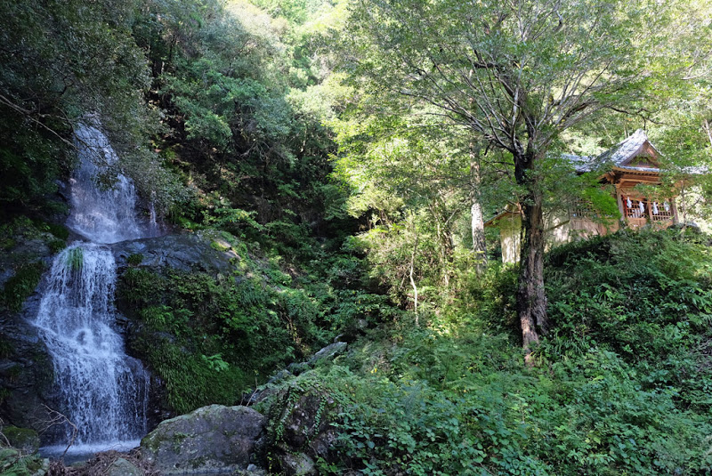 ShikokuHenro_Day13_08_Bishamon_do_waterf