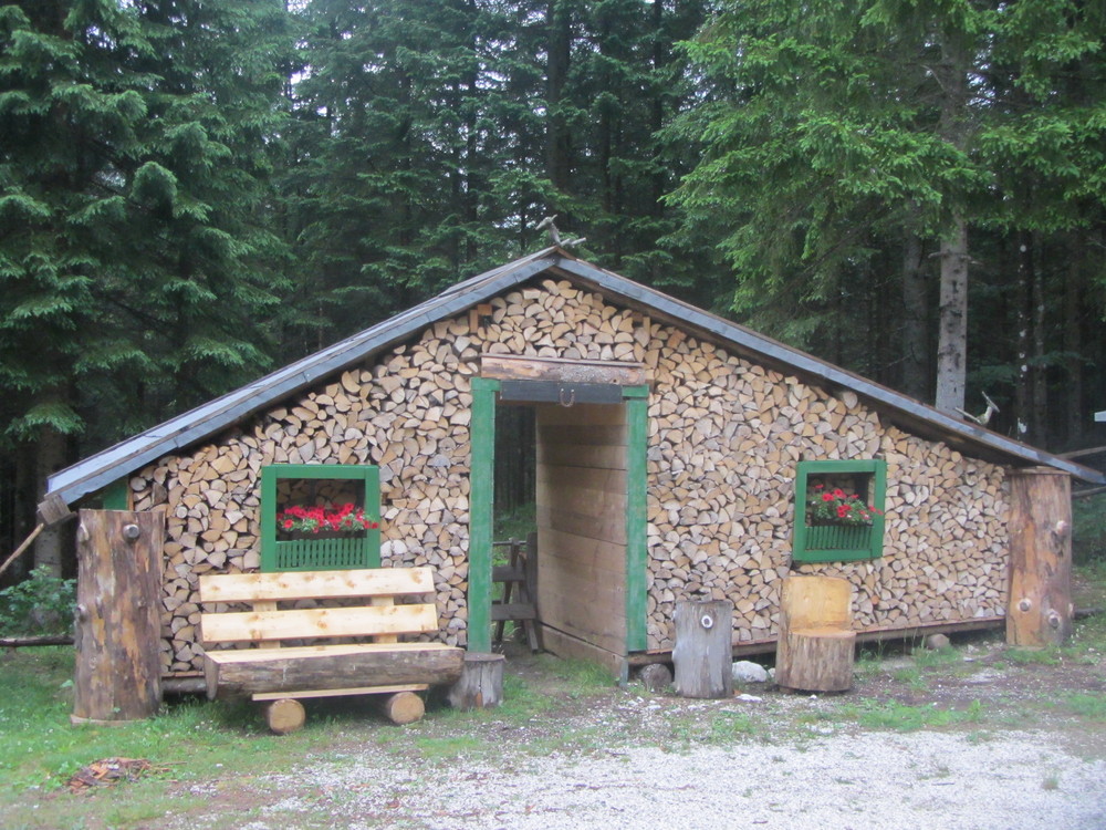 Stilig vedskjul på hytta i Krma-dalen