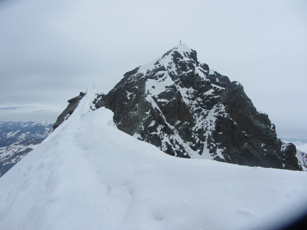 Fra Kleinglockner mot Grossglockner. Et litt luftig dropp mellom disse