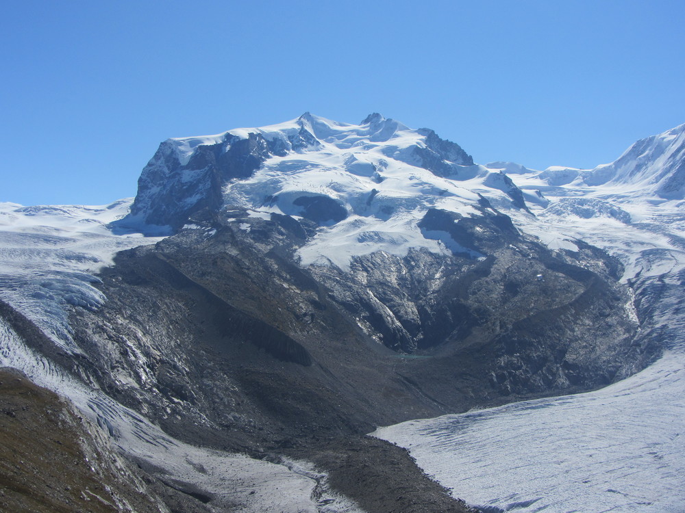 Store dimensjoner. Toppen ligger over 2000 meter høyere enn breen i bunnen