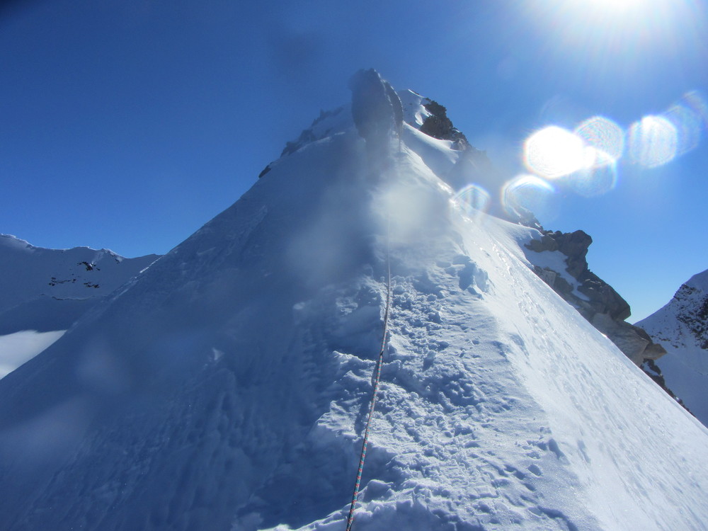 Teskjekjerringa nærmer seg toppen av den første humpen på toppryggen