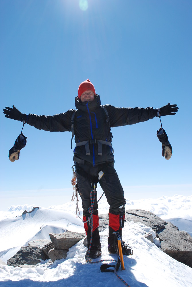 På toppen med italienske fjell i bakgrunnen