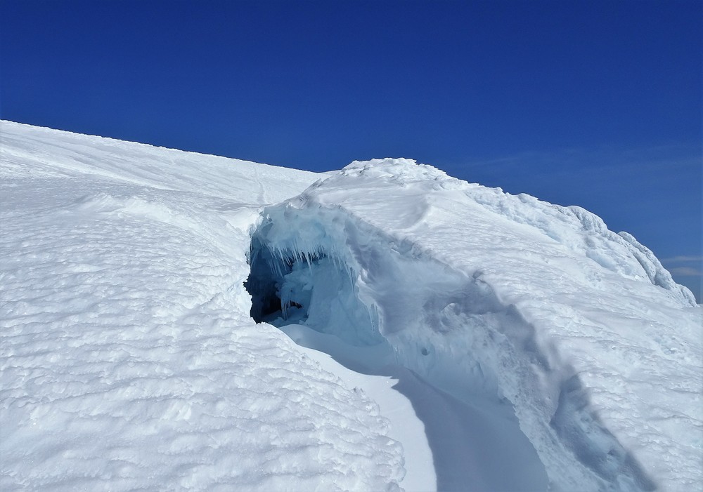 Store bresprekker i ferd med å åpne seg nær toppen