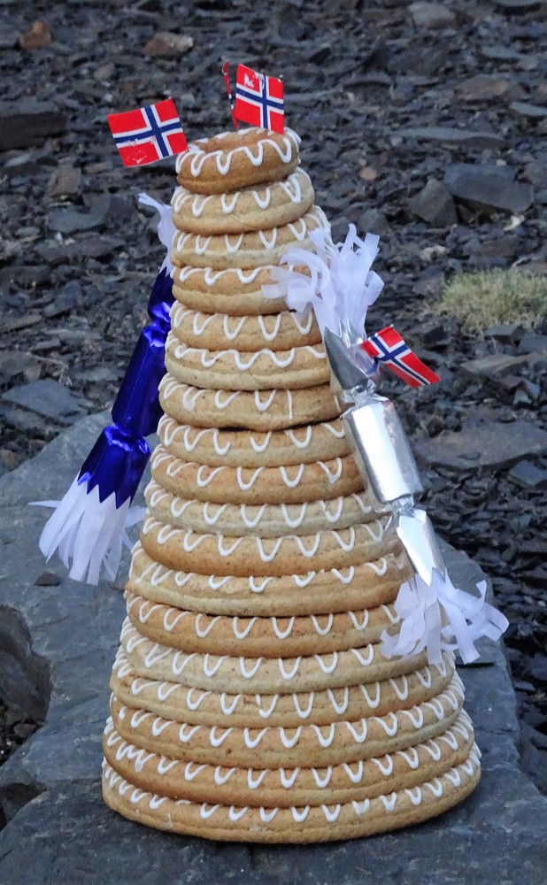 Kransekake i leir 1, før vi begynte å forgripe oss på den.