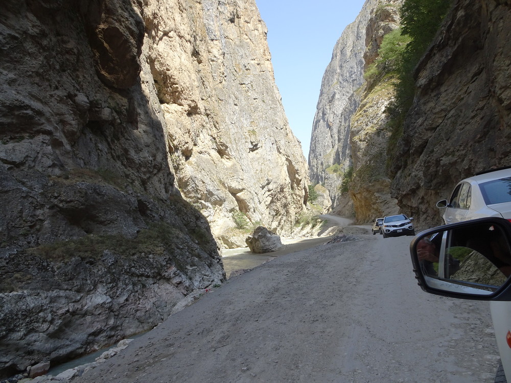 Smal kløft med litt ødelagt vei