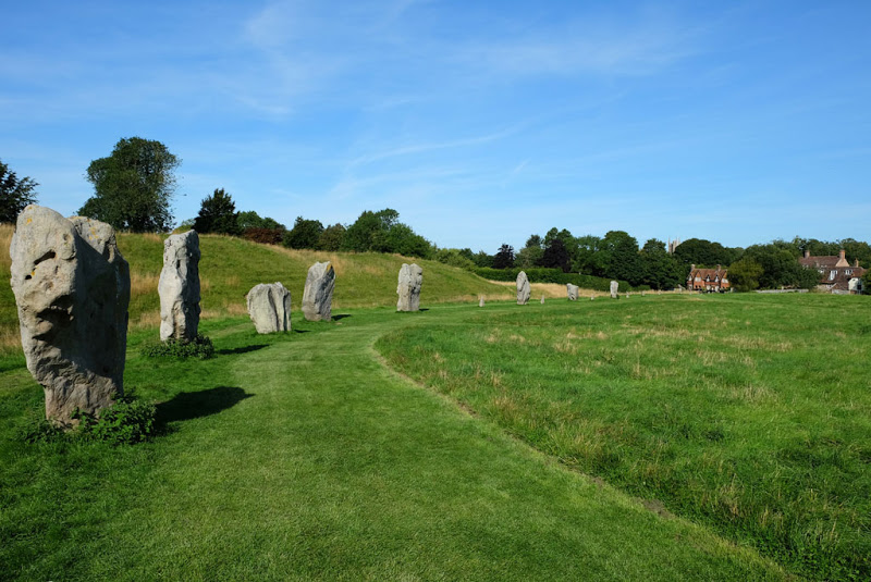 TheRidgeway_Prologue_03_Avebury_stone_he