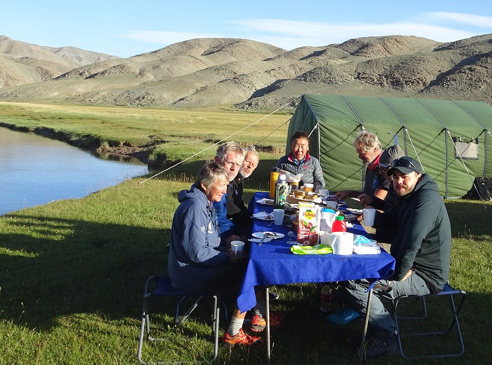Fin frokost ved elven