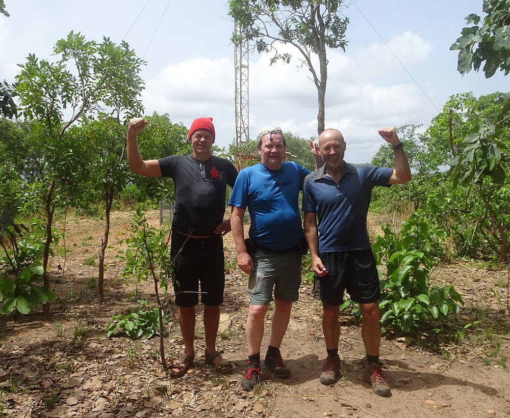 Kara på toppen, radiomast bakom
