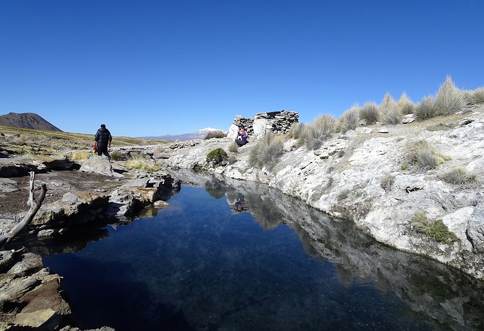 Herlig morgenbad i varme kilder ovenfor Sajama. Acotango kan skimtes i horisonten