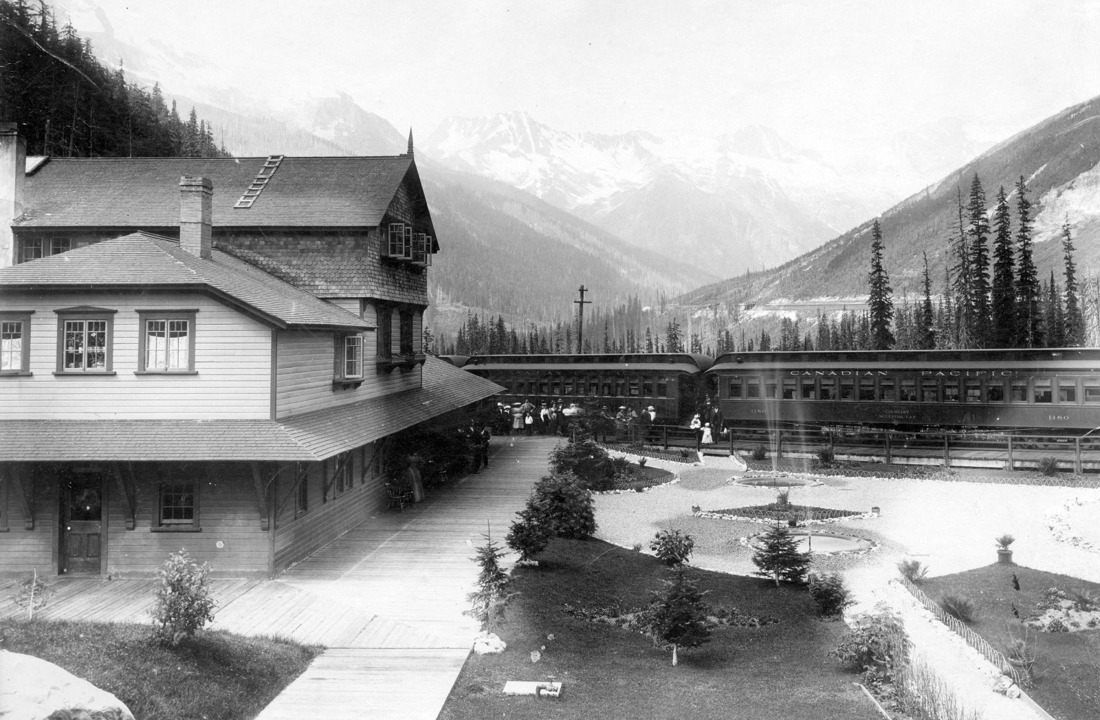 Glacier House i 1905. Bilde av S.J. Thompson