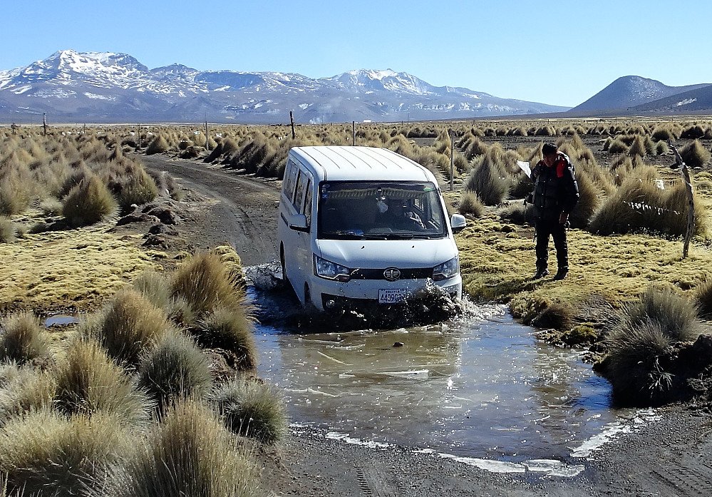 Alternativ rute fra Sajama by for å unngå bompenger. Tykk is på vannet skapte problem