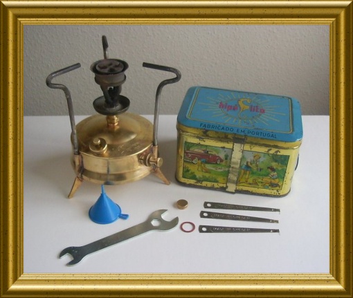 verkocht-oud-blik-met-primus-brander-afb